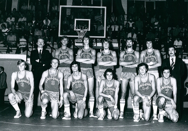 Formazione Pallacanestro Mobilquattro Milano 1972/73. In piedi da sx: Sales (all.), Grey, Jura, Nizza, Pirovano, Grasselli, Petazzi (aiuto all.). Accosciati da sx: Papetti, Barlucchi, Florio, Molina, De Rossi, Giroldi,